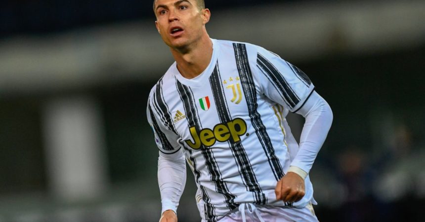 Tris di Ronaldo che trascina la Juve, Cagliari piegato 3-1