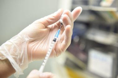Vaccini, due settimane per riassorbire la sospensione di AstraZeneca