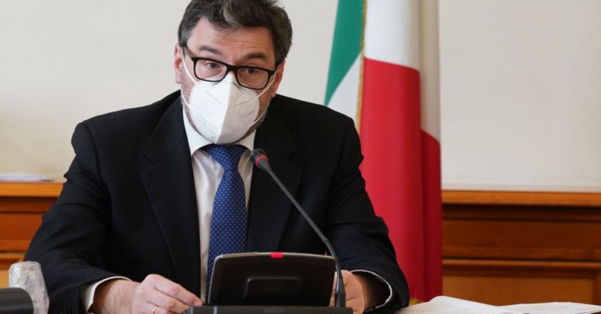 Giorgetti “Porre le basi per produrre i vaccini in Italia”