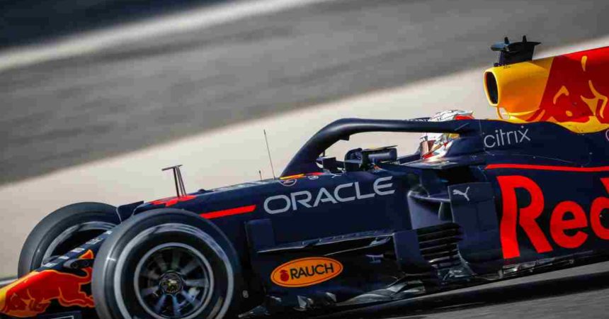Pole Verstappen in Bahrain davanti a Hamilton, Leclerc in 2a fila