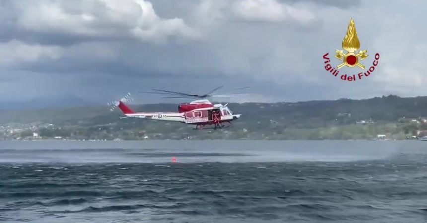 Tuffo dall’elicottero per salvare una persona. Esercitazione dei vigili del fuoco