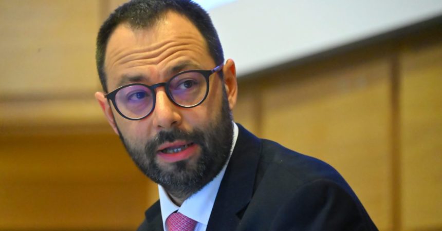 Vino, Patuanelli “Italia contraria alla proposta sulla dealcolazione”