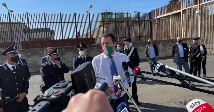 Salvini “sia l’estate dei turisti, non dei migranti che sbarcano”