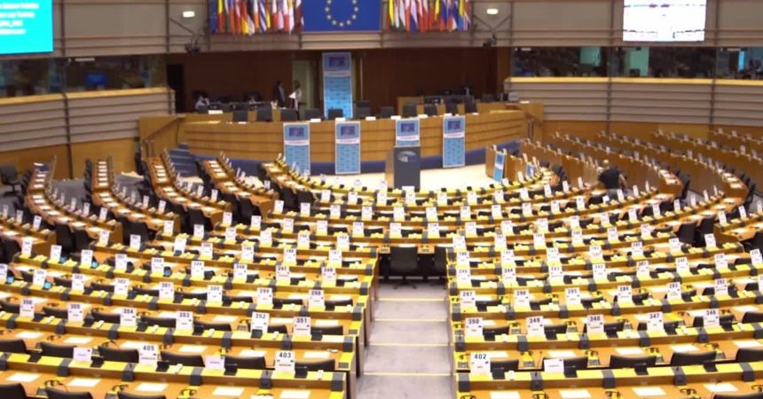 Migranti, parlamento Ue “Più attenzione ai diritti umani”