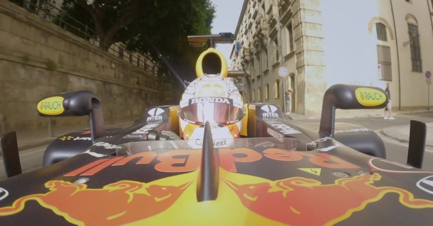 A Palermo sfreccia un’auto di Formula 1
