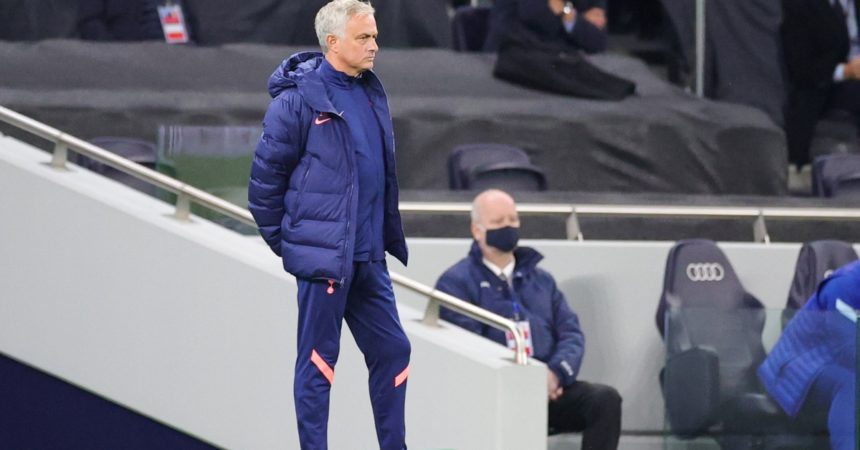 Mourinho sbarca a Roma, tifosi giallorossi in festa