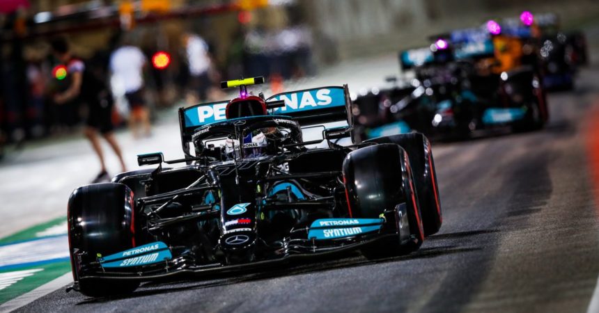 Hamilton batte Verstappen: partirà davanti in sprint race Silverstone