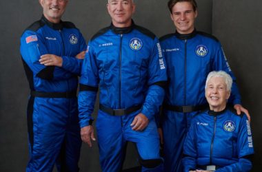 La navicella Blue Origin compie la sua missione, Bezos nello spazio