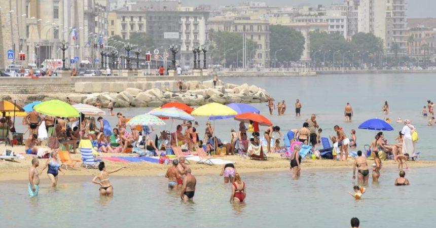 Turismo, vacanze rimandate e più brevi