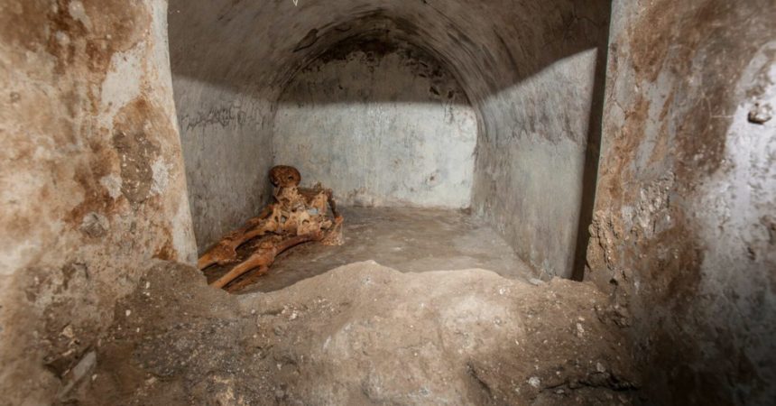 Pompei, scoperta una tomba con corpo semi mummificato