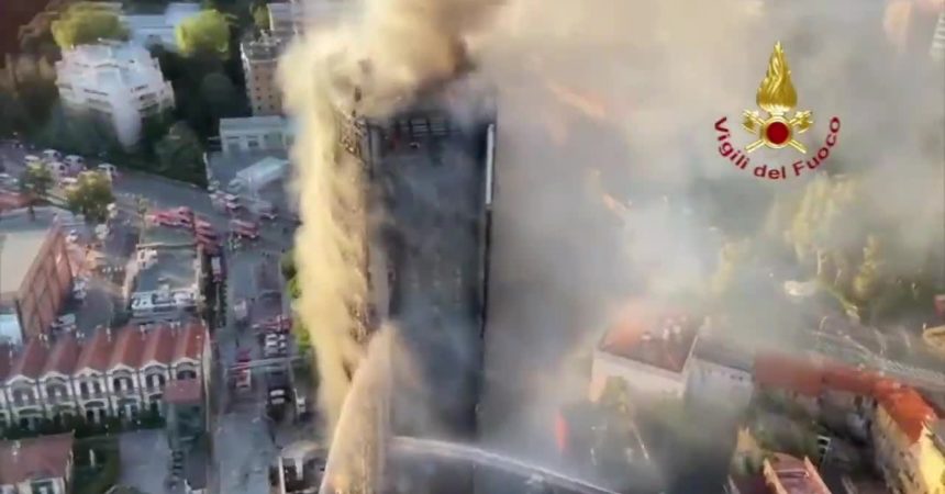 Incendio grattacielo a Milano, le immagini dall’elicottero dei vigili del fuoco