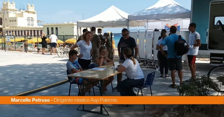 Vaccini in spiaggia a Mondello, alta adesione dei palermitani