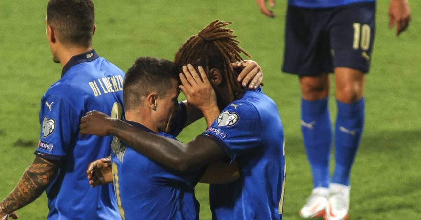 Show Kean-Raspadori, l’Italia travolge la Lituania 5-0