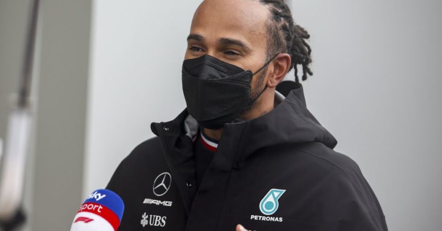Hamilton fa 100 vittorie in Russia, dietro Verstappen e Sainz