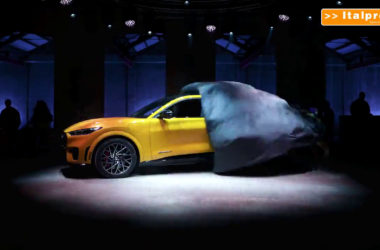 Mustang svela la Mach-E GT con Vogue Talents