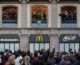 Milano, al ristorante McDonald’s di Piazza Duomo a sorpresa arriva Ghali