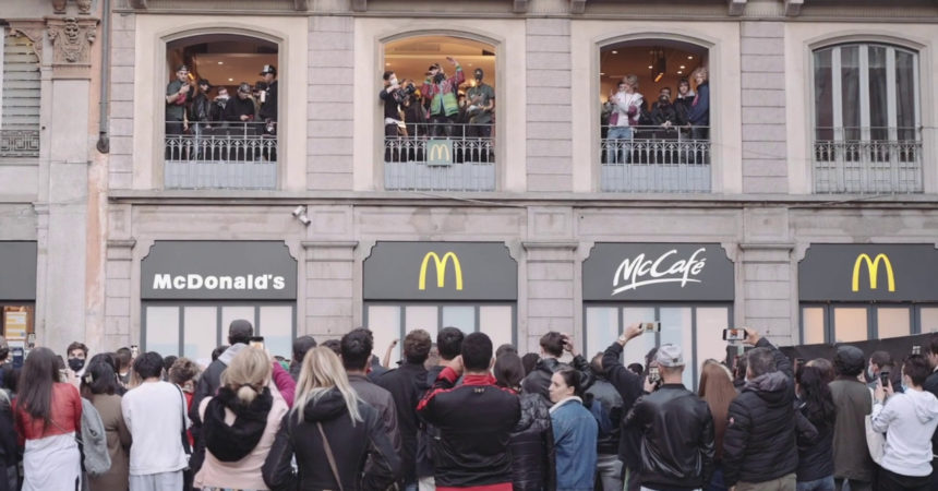 Milano, al McDonald’s di piazza Duomo un concerto a sorpresa di Ghali