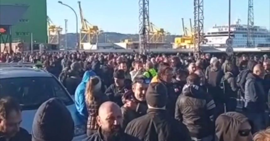 Green pass, a Trieste protestano i portuali