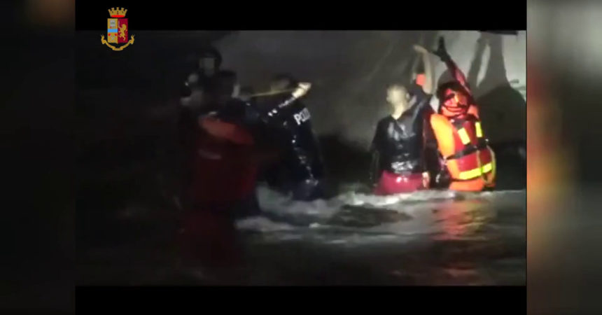 88 migranti salvati nel Crotonese, le immagini