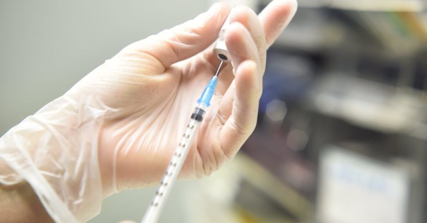 Vaccino, triplicate le prime somministrazioni agli over 50