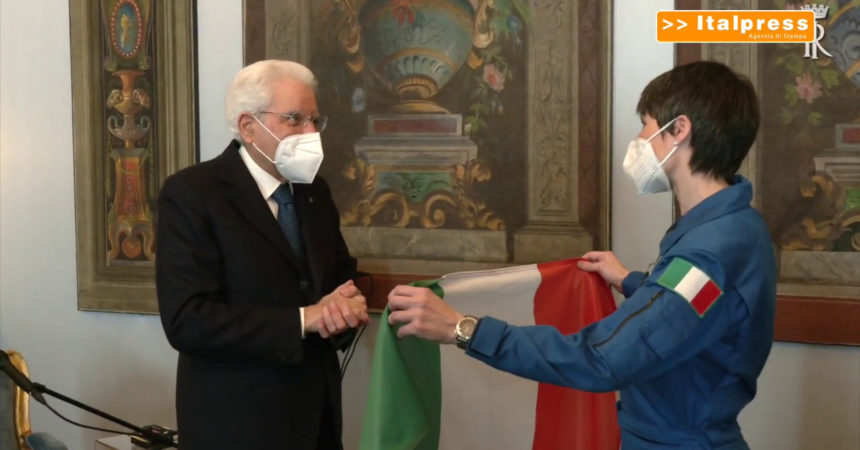 Mattarella consegna a Cristoforetti Tricolore che andrà nello spazio