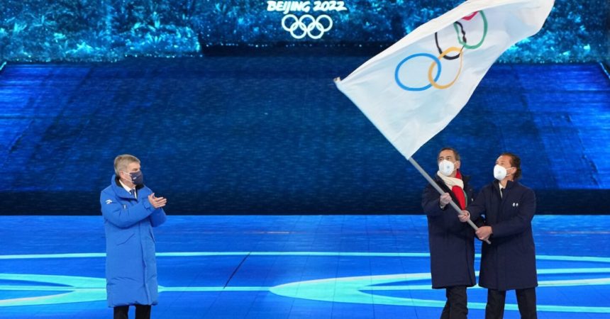 Pechino saluta i Giochi invernali, bandiera a Milano-Cortina 2026