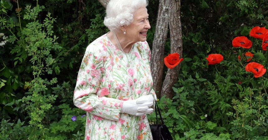 UK, la regina Elisabetta positiva al Covid, sintomi lievi