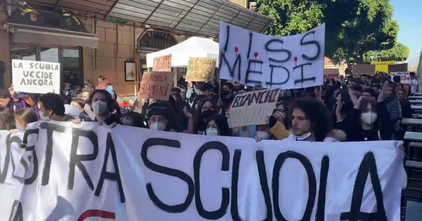 Studenti in piazza a Palermo: “Basta alternanza scuola-lavoro”