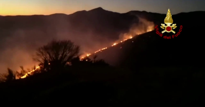 Grosso incendio a La Spezia, i Vigili del fuoco impegnati per ore