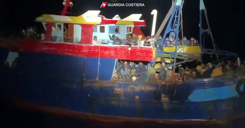 Guardia Costiera soccorre 573 migranti in area Ionica