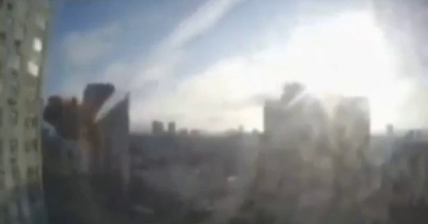 Attacco russo in Ucraina, colpito edificio residenziale a Kiev