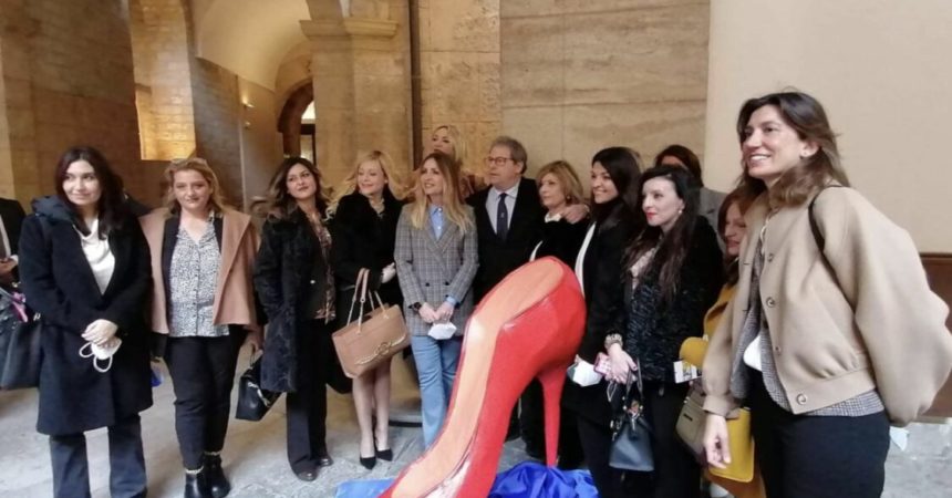 Scarpa rossa contro la violenza sulle donne al Palazzo dei Normanni a Palermo