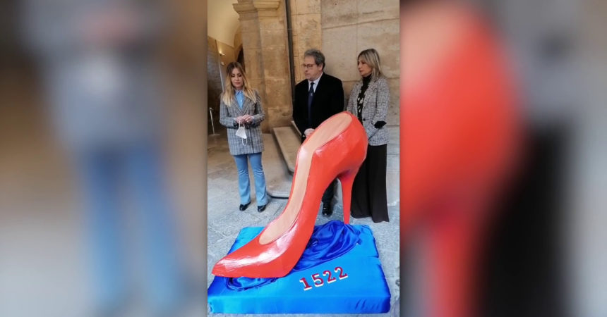 Violenza sulle donne, scarpa rossa al Palazzo dei Normanni di Palermo