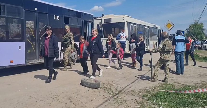 Continuano i bombardamenti, si attende nuova evacuazione da Mariupol
