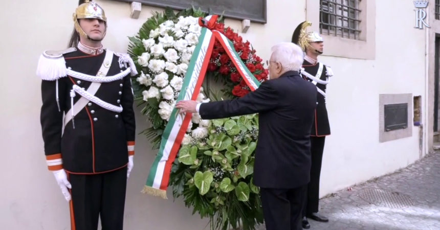 Moro, Mattarella depone corona di fiori in via Caetani