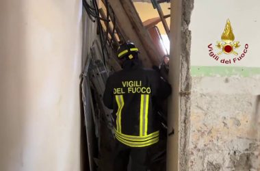 Crolla solaio di un’abitazione a Palermo, soccorse due persone