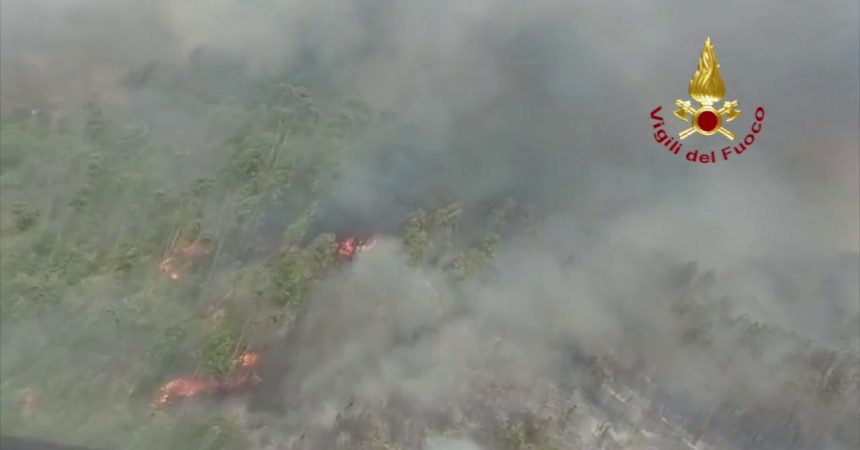Canadair italiani in azione contro gli incendi in Portogallo
