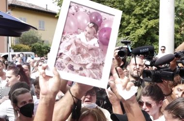Folla e commozione ai funerali della piccola Diana a Milano