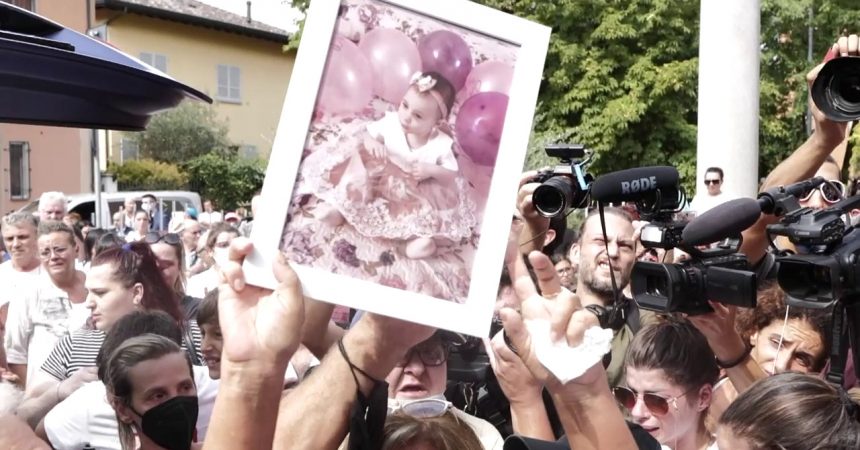 Folla e commozione ai funerali della piccola Diana a Milano