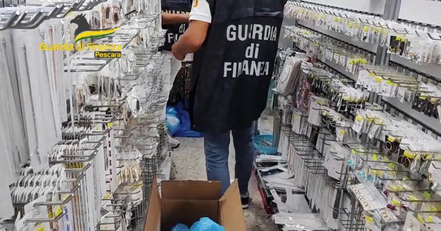 Pescara, Gdf sequestra 50mila pezzi bigiotteria contraffatta