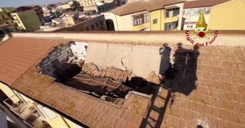 Crolla il tetto di un’abitazione a Porto Torres, nessun ferito