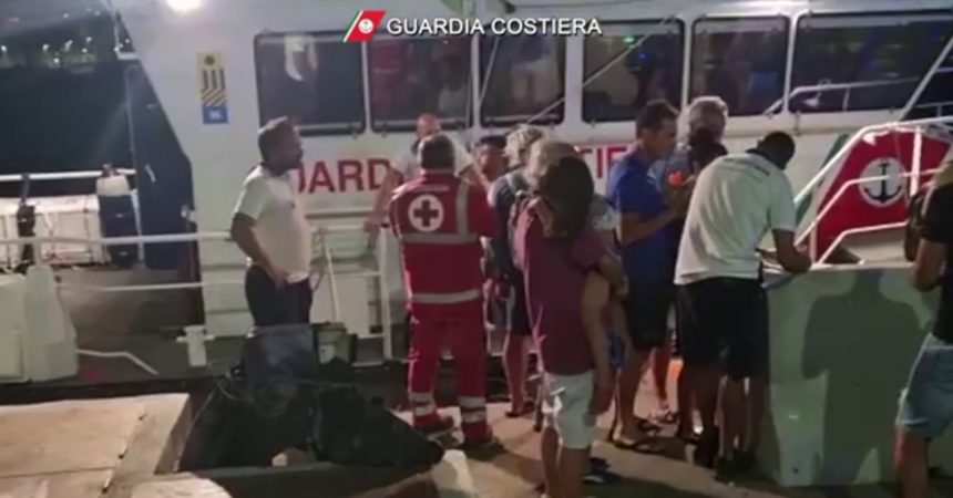 Incendio a Pantelleria, turisti evacuati dalla Guardia Costiera