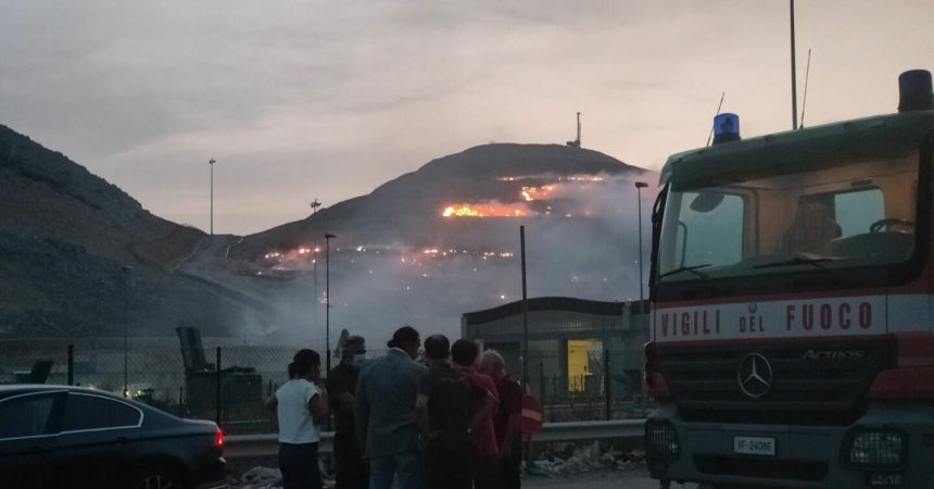 Sicilia nella morsa del fuoco, a Palermo brucia discarica di Bellolampo