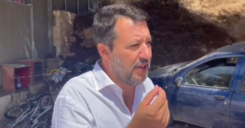 Blitz di Salvini all’hotspot di Lampedusa, “Non è degno di un Paese civile”