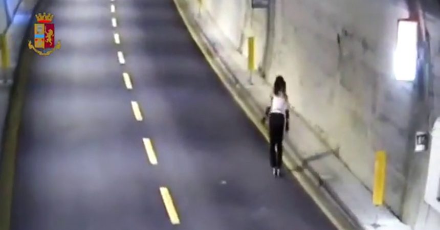 Sui pattini in autostrada, giovane multata in Liguria