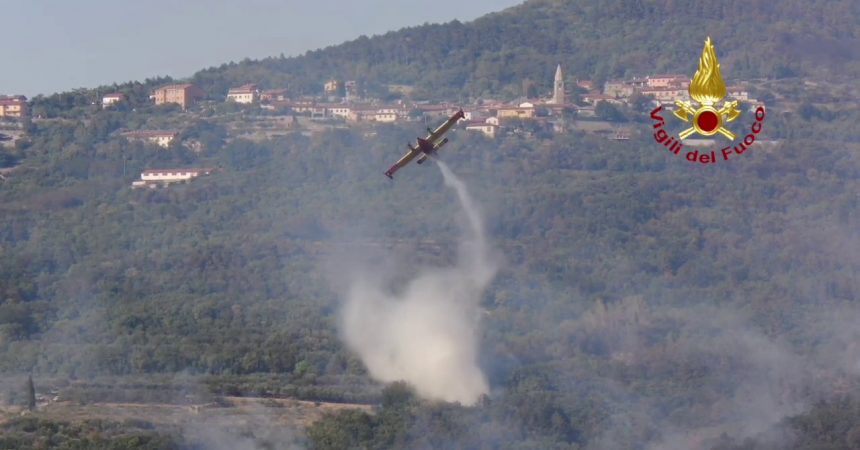 In fiamme bosco vicino Trieste, droni in volo per mappare le aree