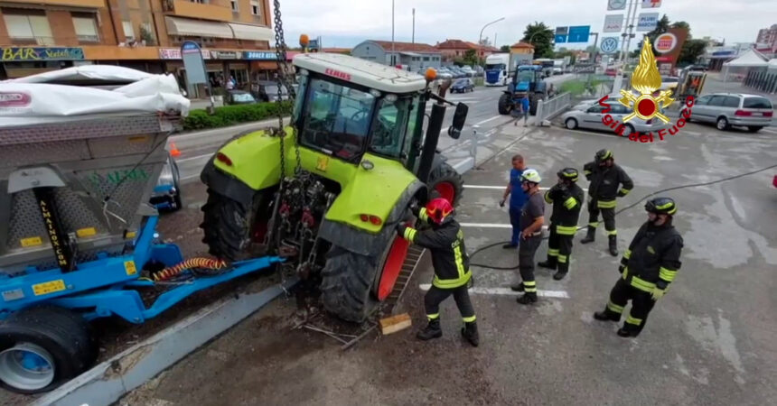 Veneto, sulla statale Pontebbana si ribalta camion carico d’uva