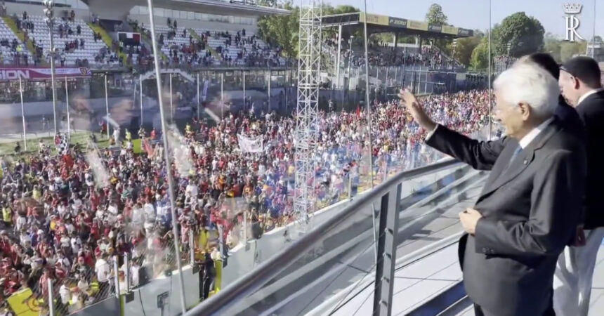 F1, Mattarella saluta il pubblico di Monza dopo il Gran Premio