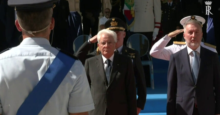 Mattarella alla cerimonia di consegna delle Aquile di pilota militare