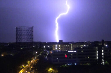 Una spettacolare tempesta di fulmini illumina la Capitale